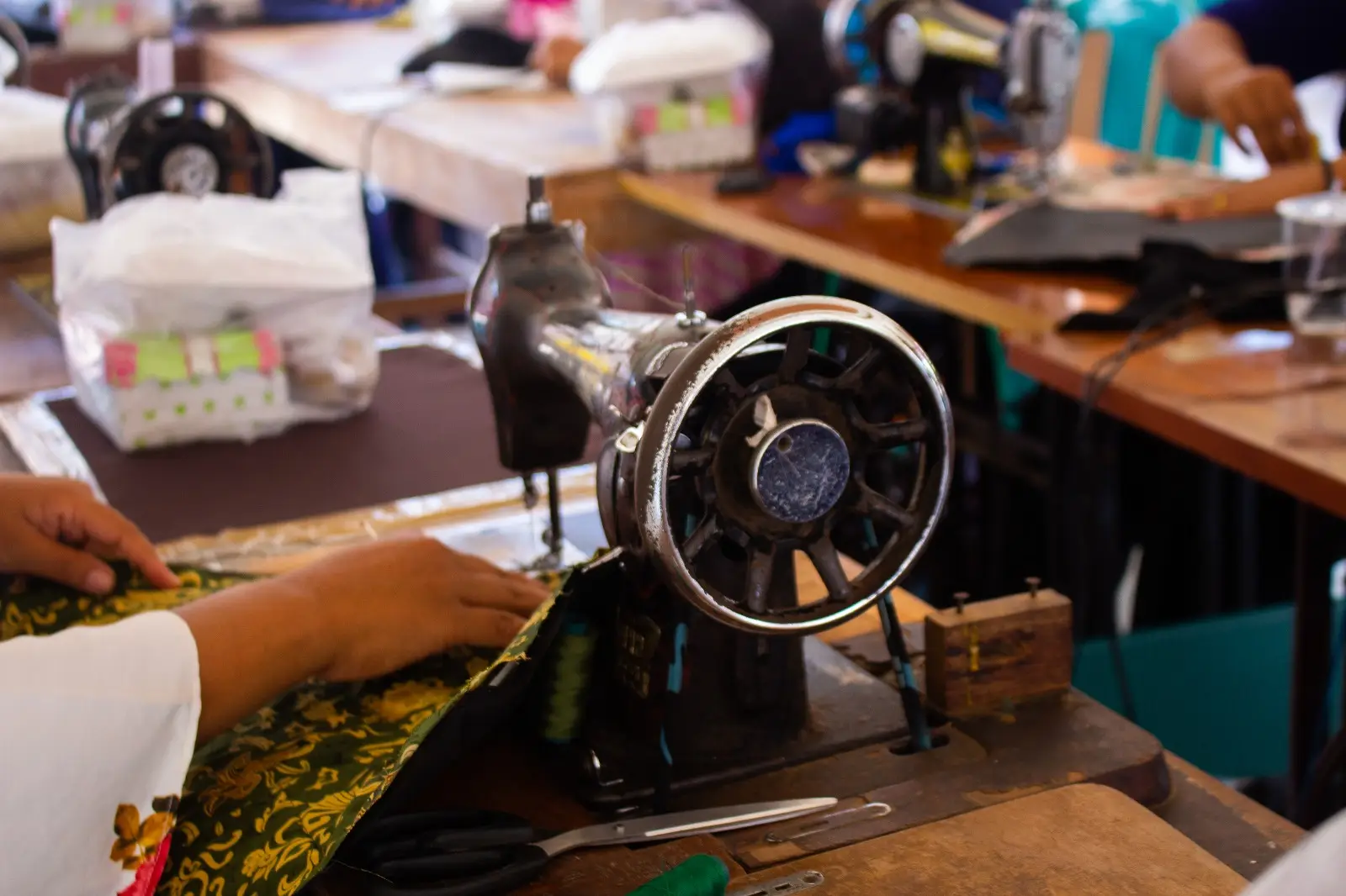 A Shakti Sisters member weaving at her loom